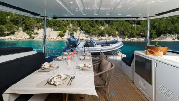 Achterdeck des Lagoon 55 Champagne Please Katamarans vor Kaštela für Mahlzeiten unter freiem Himmel.