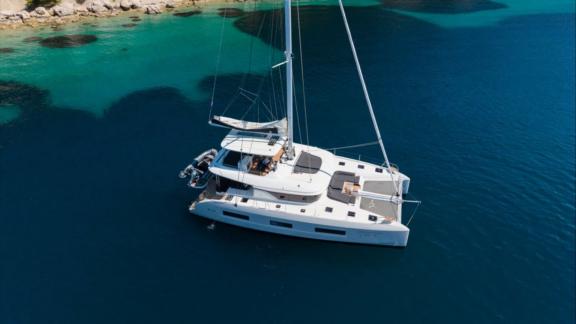 Luftaufnahme des Lagoon 55 Champagne Please Katamarans nahe Kaštela, beliebt für private Yachturlaube.