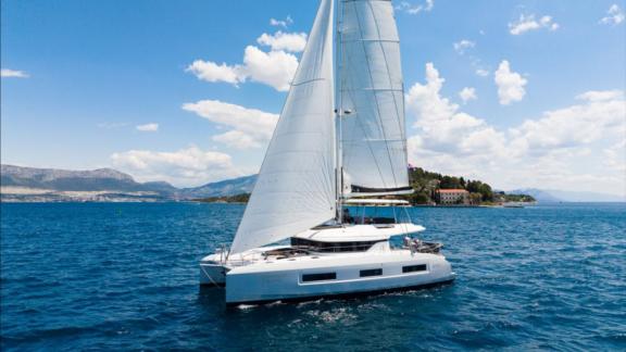 Der Lagoon 55 Champagne Please Katamaran segelt vor Kaštela und eignet sich für Segelcharter in Kroatien.