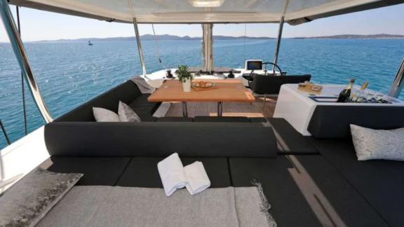 Flybridge Bereich des Lagoon 55 Champagne Please Katamarans vor Kaštela für entspannte Stunden auf dem Wasser.