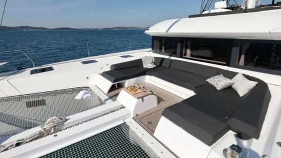 Vorderer Loungebereich des Lagoon 55 Champagne Please Katamarans vor Kaštela mit Blick auf das Meer.