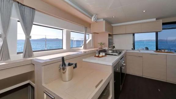 Pantry des Lagoon 55 Champagne Please Katamarans vor Kaštela für komfortable längere Segeltörns.