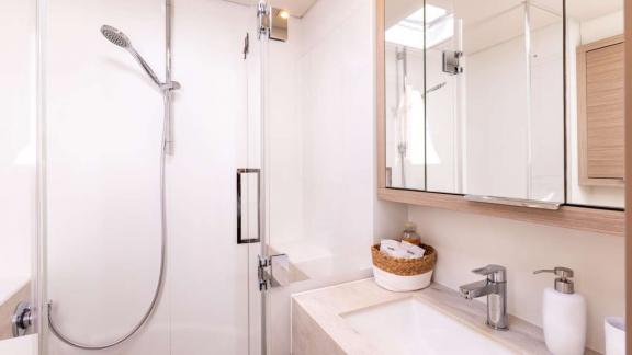 Das moderne Badezimmer der Valinor bietet eine großzügige Dusche und elegante Details für höchsten Komfort.