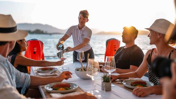 Das Abendessen bei Sonnenuntergang auf dem Valinor-Deck sorgt für eine einladende Stimmung.
