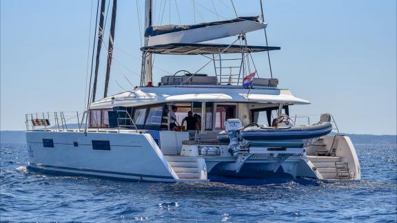 Topaz’s aft deck and flybridge offer luxurious open-air living with seamless sea connection.