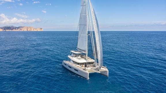 Lady M segelt elegant über das offene Meer – stilvoll und leistungsstark.