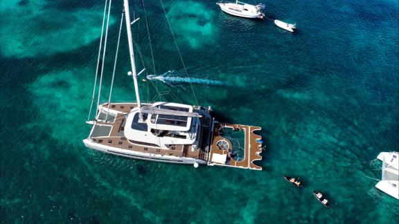 With a spacious deck, floating platform, and water toys, TriWing Endor offers luxury in Kastela.