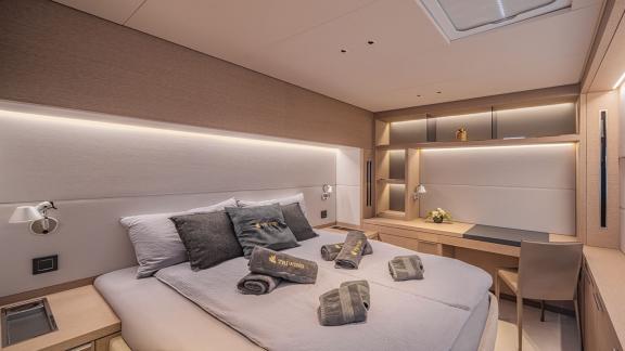 TriWing Endor’s double cabin features sleek design, cozy bedding, and a built-in desk for added comfort.