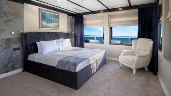 The comfortable master cabin of the 52-meter motor yacht Limitless offers utmost comfort and breathtaking views in Bodru