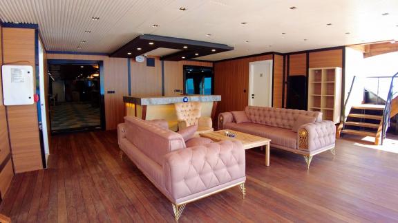 A luxurious lounge on the 52-meter motor yacht Limitless, perfect for relaxing moments in Bodrum.