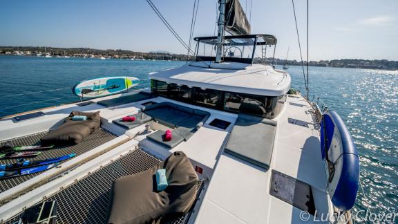 The spacious deck of Catamaran Lucky Clover offers space for relaxation and water sports activities.