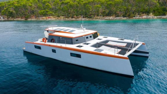 Внешний вид катамарана Luna 47 Power Orange в Сплите