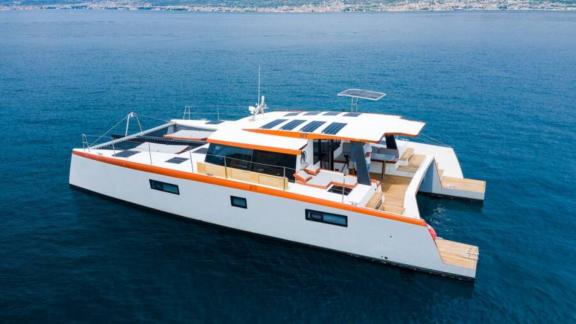 В Сплите у Orange просторная зона с диванами, солнечными панелями и платформой к морю.