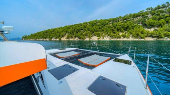 В Сплите на носу катамарана Orange сетка и мягкие подушки для отдыха у воды.