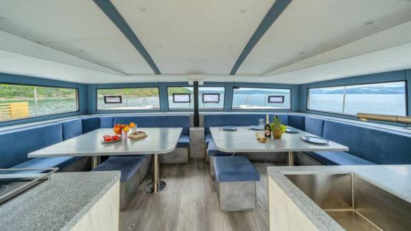 Элегантный салон с панорамными окнами и уютными зонами отдыха.