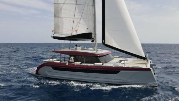 Kırmızı tavanlı Luna 49 Red katamaran, açık denizde yelkenli şekilde yol alırken lüks tasarımıyla dikkat çekiyor.