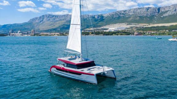 Kırmızı-beyaz renkli Luna 49 Red katamaran, Split sahili açıklarında yelkenli halde Adriyatik'te ilerliyor.