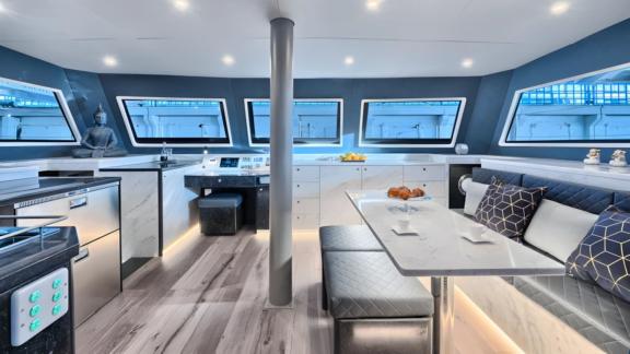 Luna 49 Red katamaranın salonu geniş camlar, şık oturma grubu ve zarif mutfak alanıyla konforlu bir yaşam sunar.