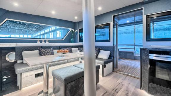 Luna 49 Red'in iç salonu modern döşemeler, büyük camlar ve aydınlatmalı oturma grubu ile konfor sunuyor.