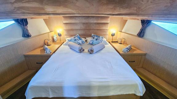 Komfortable Kabine mit Fenstern auf der Motoryacht ab Bodrum.