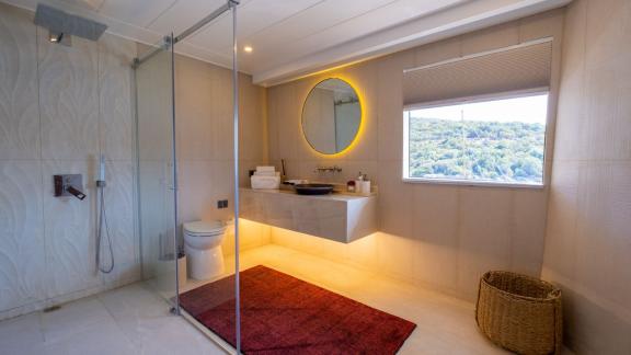 Ocean Breeze Bodrum’da geniş duş alanlı banyosuyla lüks kiralık yat konforu ve aydınlık kullanım alanı sunar.