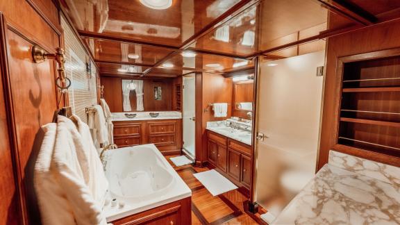 Luxuriöses Bad mit Marmordetails Badewanne Waschbecken und Holzschränken. Luxusyacht Charter in Split.