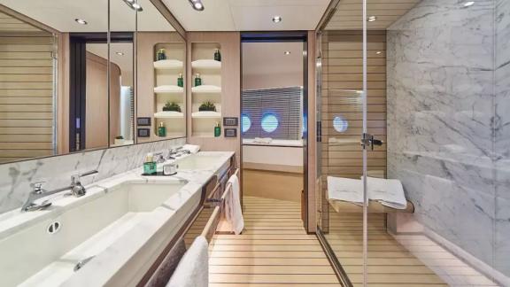 Ванная Azimut Grande 27 у Кастелы просторная и оформлена в элегантном стиле.