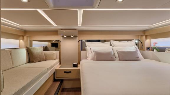 Moderne Hauptkabine der Babel V in Ibiza, ideal für Tagescharter in Spanien.