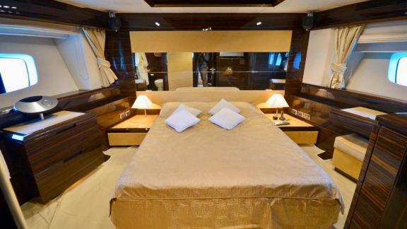 Die Motoryacht Leonardo in Portonovi bietet eine elegante Kabine mit Bett und Stauraum. Ideal für Yachturlaub.