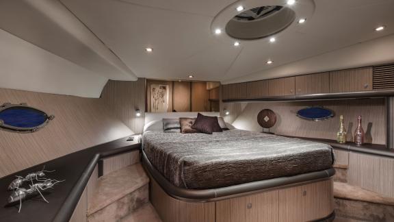 Geräumige Kabine mit stilvoller Beleuchtung auf der Tranquility 3 Yacht bei Ibiza.