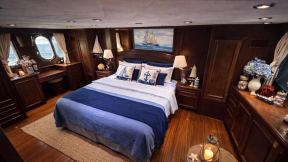 In Göcek Yachtcharter Optionen bietet die River Storm Motoryacht 5 Kabinen für 10 Gäste. Große Masterkabine mit Holzdesi