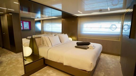 В каюте Ferretti 850 Shero в Мармарисе установлена большая кровать и зеркальные стены.