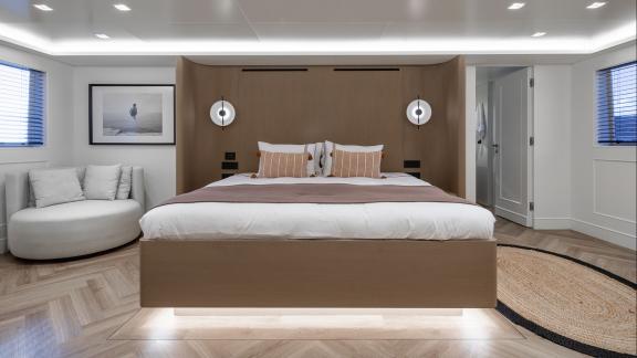 Die Yacht Illusion 2 bietet eine elegante Kabine mit großem Bett und gemütlichem Sitzbereich.
