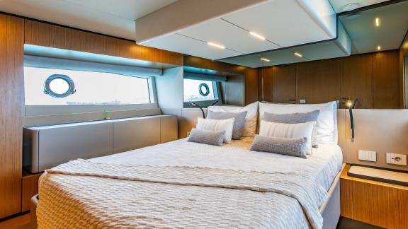 Die Kabine der Yacht bei Mallorca bietet große Fenster und modernes Interieur.