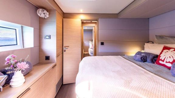 Die geräumige Kabine der Valinor vereint modernes Design mit einem bequemen Bett für erholsamen Schlaf.