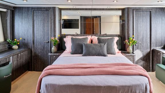Elegant gestaltete Eignerkabine mit großem Bett und Schminktisch.