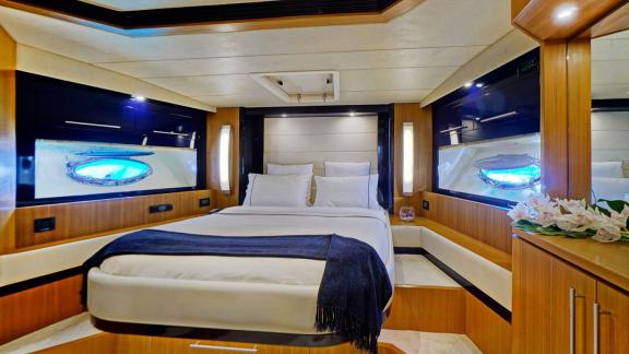 Die Hauptkabine der Sea U bietet ein großes Doppelbett und modernes Design.
