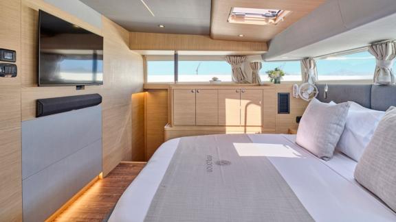 Großes Bett, Meeresblick und stilvolles Design.