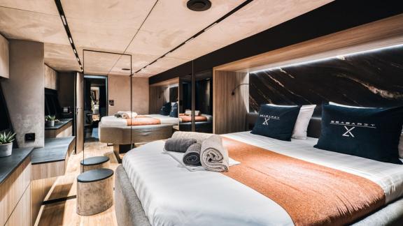 Die Hauptkabine der Seabarit Lx bietet ein modernes Design und ein großes, bequemes Bett.