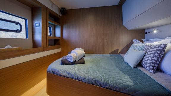 Die Libra in Athen bietet gemütliche Kabine mit Holzdesign, Meerblick und Doppelbett.