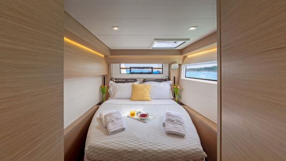 Die Kabine der Libra bei Athen hat ein großes Bett, Dachfenster und Meerblick.