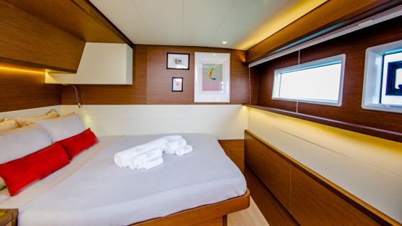 Die geräumige Doppelkabine des Katamarans Elvira 52 mit großem Bett und modernem Design.