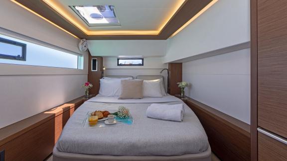 Skylight, minimal design and a breakfast tray create a peaceful feel.