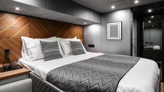 Die Kabine der Serenity besticht durch Holzdetails und modernes Design.