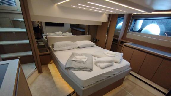 Die Kabine der Motoryacht Baby Indy in Split bietet ein Doppelbett, modernes Licht und viel Stauraum.