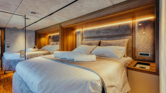 Doppelkabine an Bord der Honeymoon mit warmen Farbtönen und stilvollem Design.