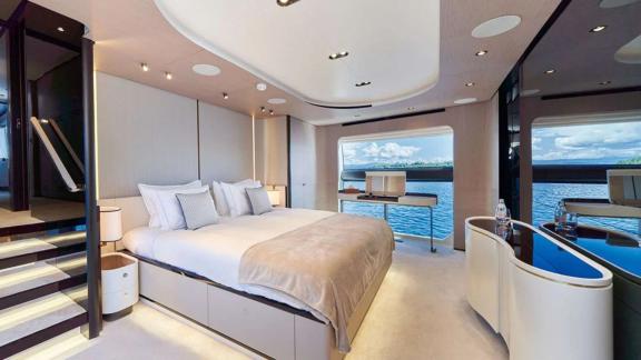 Просторная каюта Azimut Grande 27 дарит комфорт и панораму у Кастелы.