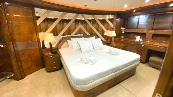 Die Hauptkabine der Yacht Paula 3 bietet ein großes Bett, stilvolle Möbel und eine entspannte Atmosphäre.