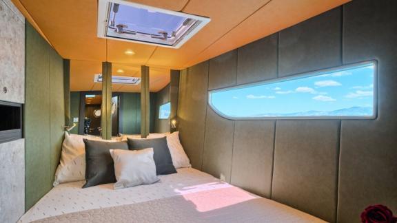 Каюта оснащена большим окном, потолочным люком и современным интерьером для уютного отдыха.