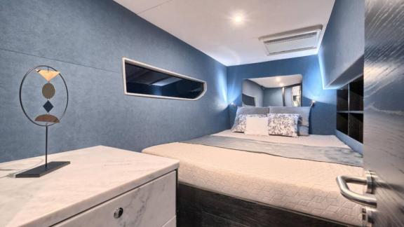 Luna 49 Red kabininde uzun pencere, modern aksesuarlar ve yumuşak ışıklarla sade ve ferah bir atmosfer sağlanıyor.